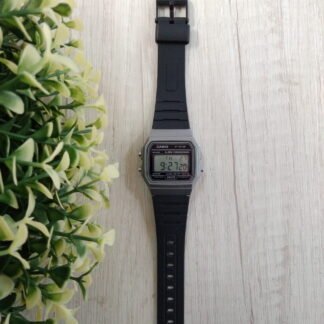 Reloj Casio F-91 gris oscuro.