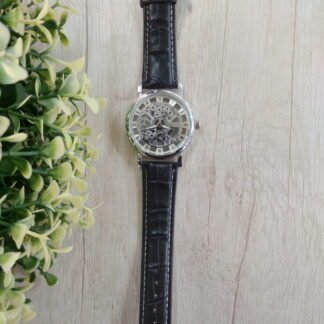 Reloj engranajes plateado