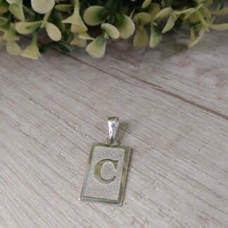 Colgante plata letra C