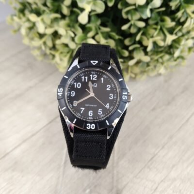 Reloj Q&Q negro correa velcro