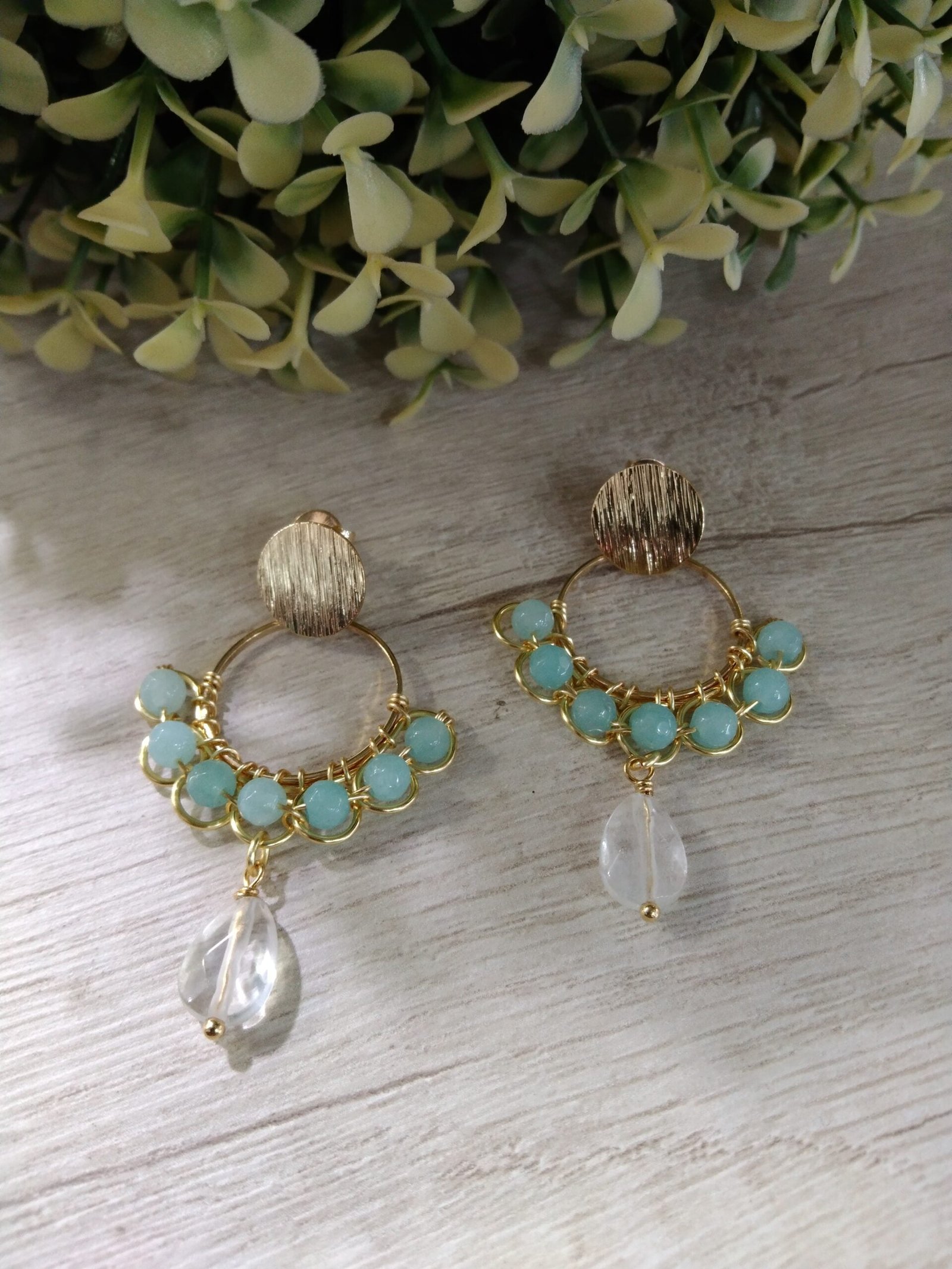 Aros acompa?ados ?gatas y cuarzo cristal