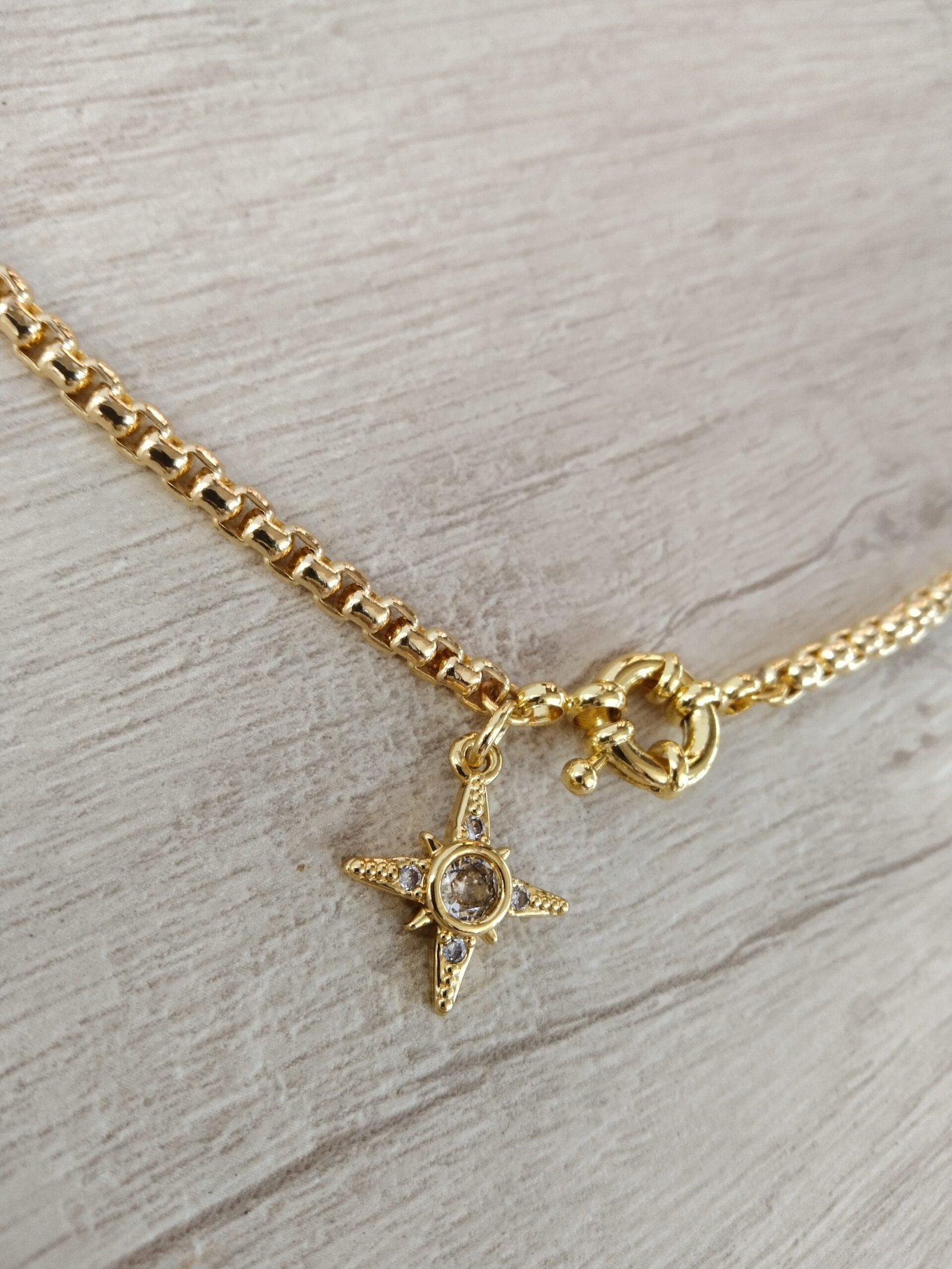 Collar cord?n broche tim?n y dije estrella