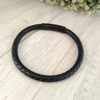 Pulsera cuero negra  21 cm