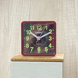 Reloj despertador CASIO burdeo