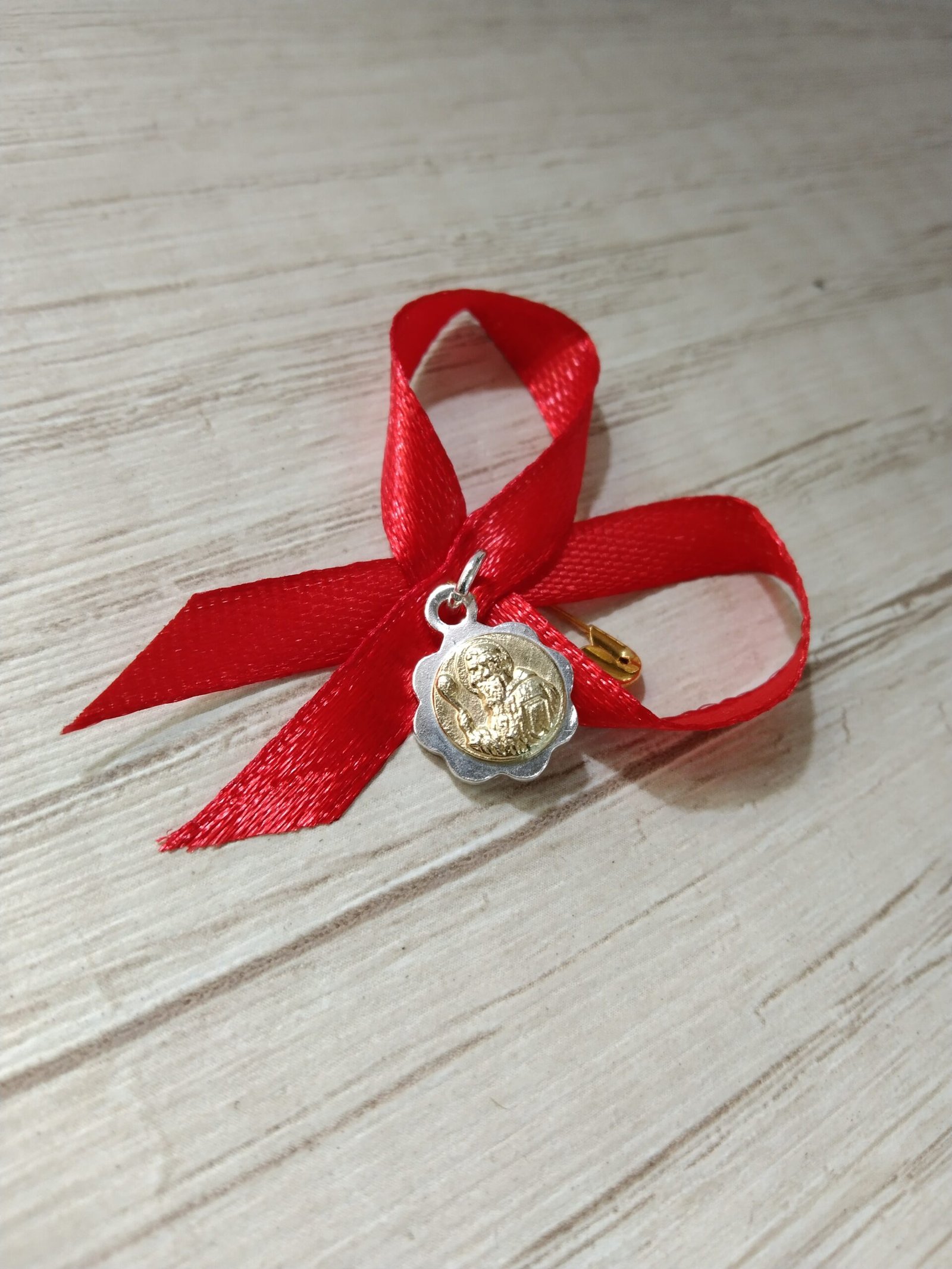 Colgante prendedor cinta san Benito plata/oro