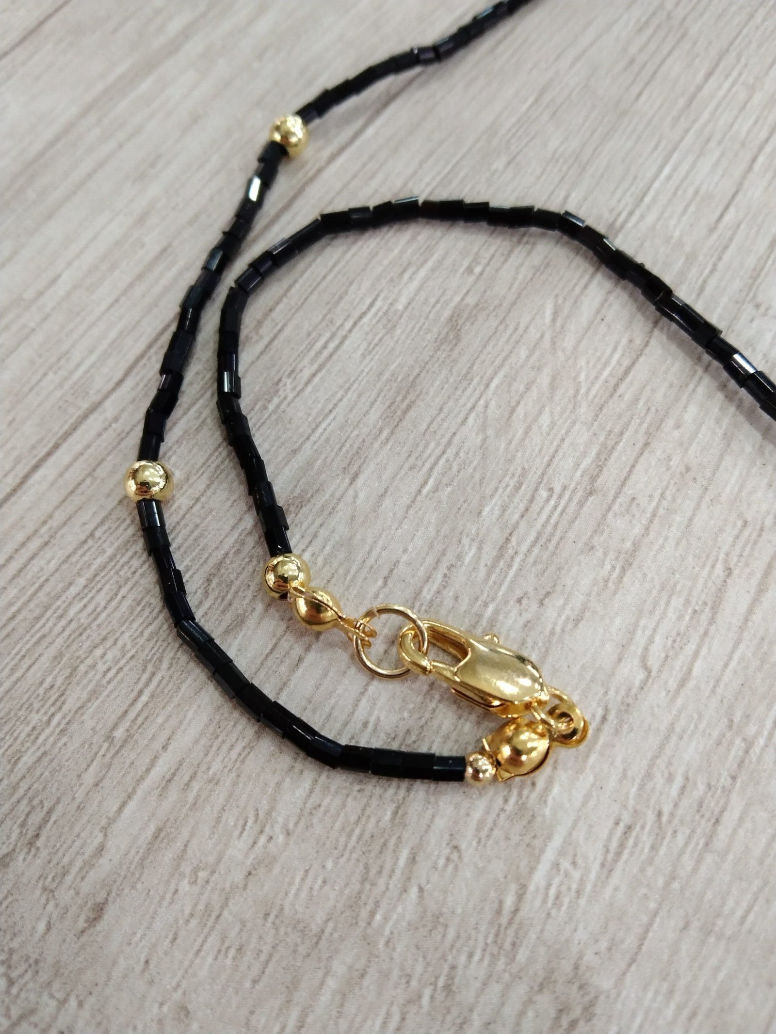 IMG_20230531_142901 Colar Ba?o en Oro mostacilla negra esferas - Imagen 2