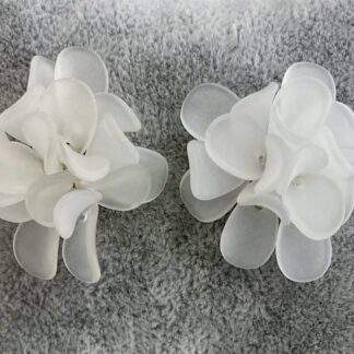 Aros flor blanca acr?lico
