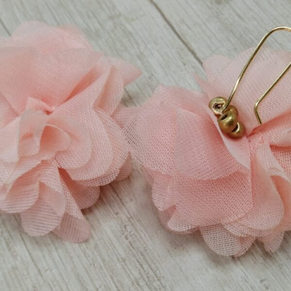 Aros Flor Rosa Tela Base Baño en Oro
