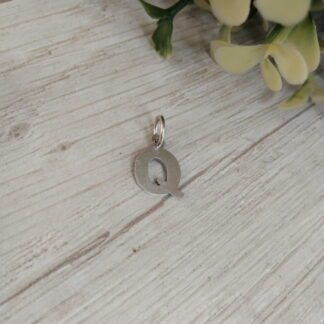 Colgante plata letra Q 9 mm
