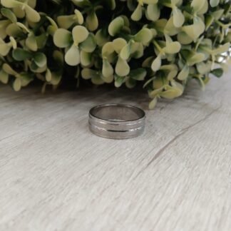 Anillo acero plateado linea central nro 24