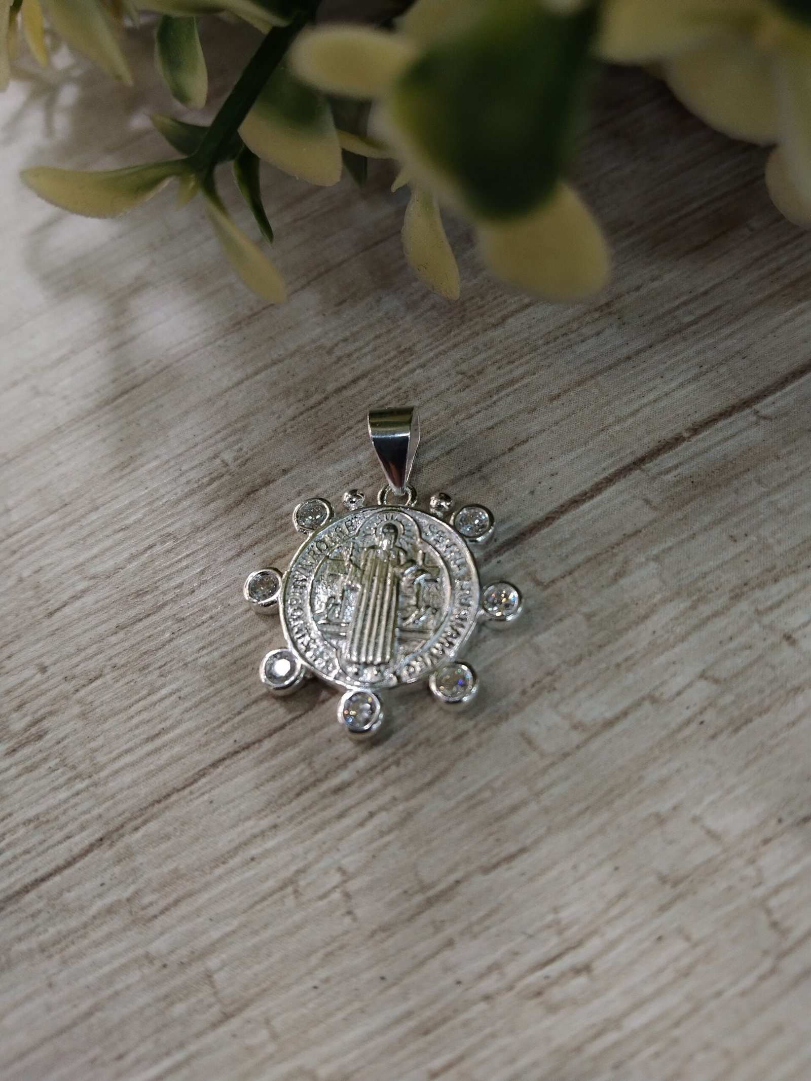 Colgante plata San benito con circones