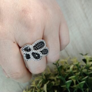 Anillo plata 5 p?talos con circones negros nro 14