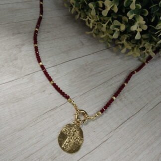 Collar ba?o en oro cristales y hematitas con medallon cruz 71 cm