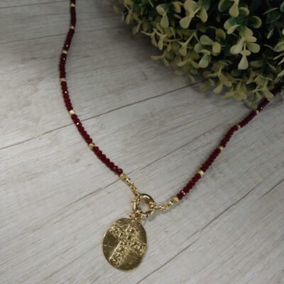 Collar ba?o en oro cristales y hematitas con medallon cruz 71 cm