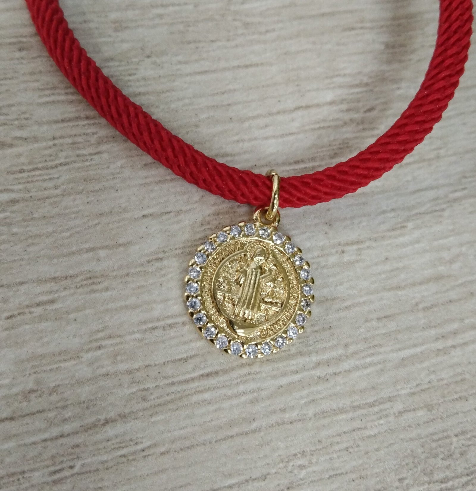 Pulsera ajustable roja ba?o en oro San Benito - Imagen 2