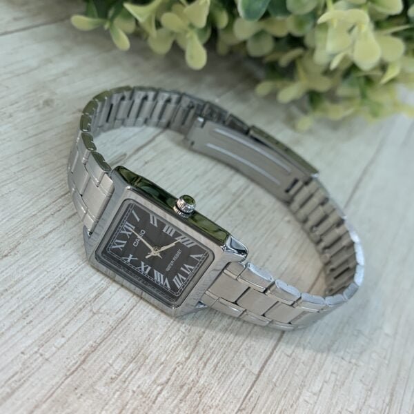 Reloj Casio plateado retangular