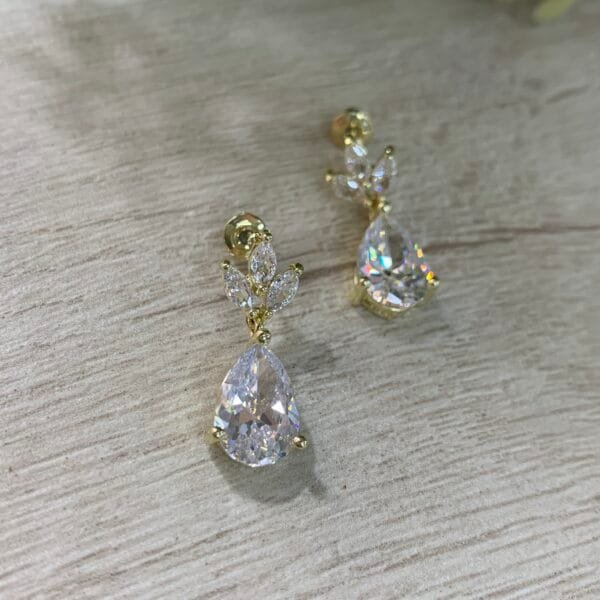 Aros acero dorado 3 circones gota