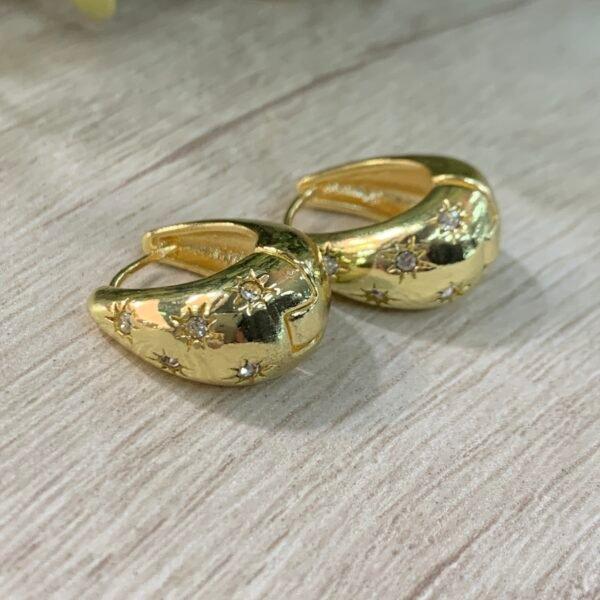 Aros acero dorado huggie con circones