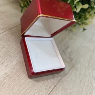Caja anillo roja con l?nea dorada