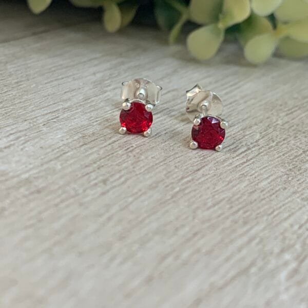 Aros plata chaton circon rojo 5 mm