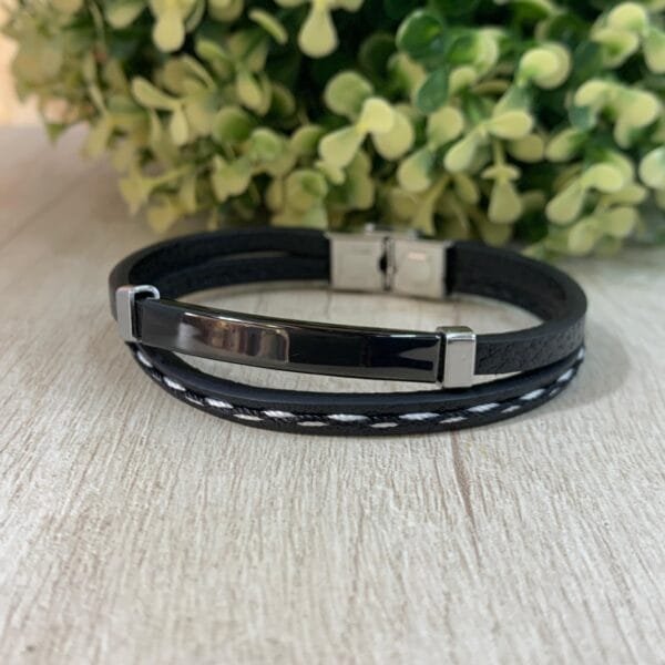 Pulsera Cuero Negra costura blanca broche metalico