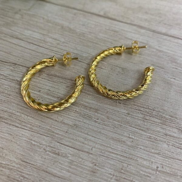Aros Semiargolla Toecida  Baño en Oro 26mm