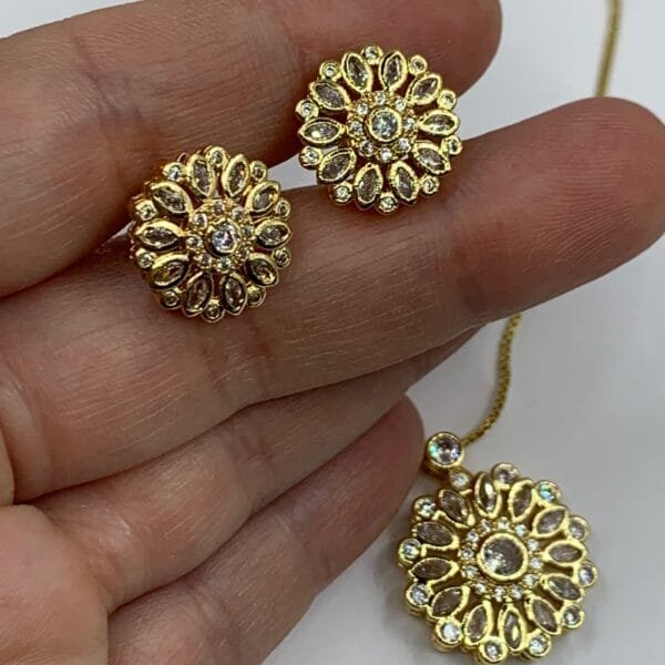 Conjunto baño en oro flor circones blancos