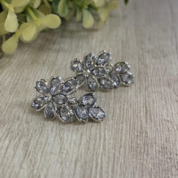 Aros Fantasía fina flor circones plateados