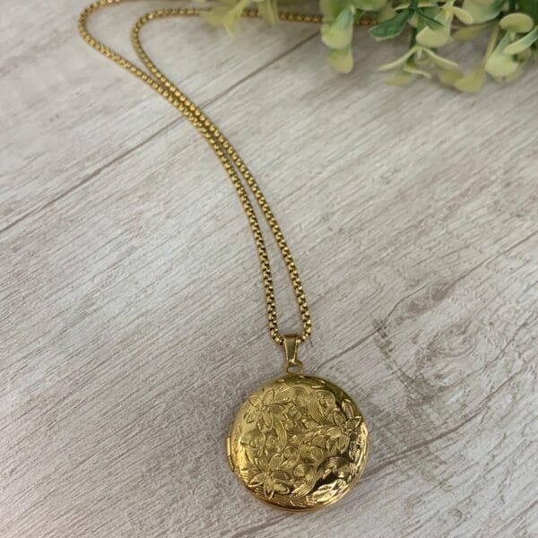 Collar Relicario dorado circular