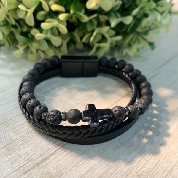 Pulsera triple cruz piedra volcanica y cuero 20,5 cm