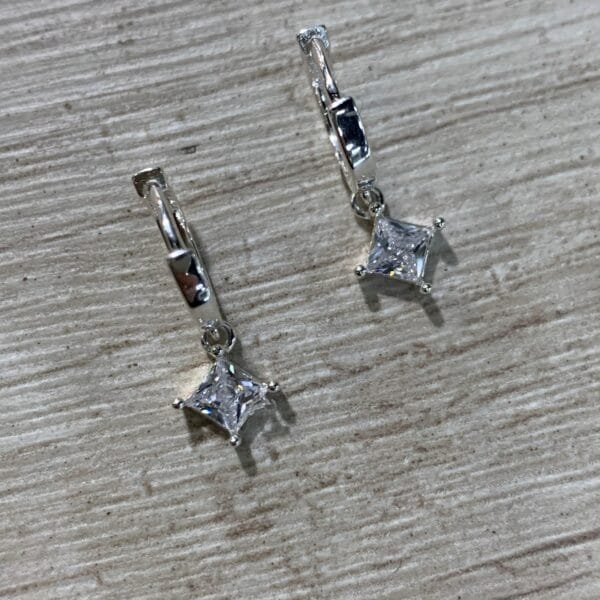 Aros plata Huggie circón cuadrado
