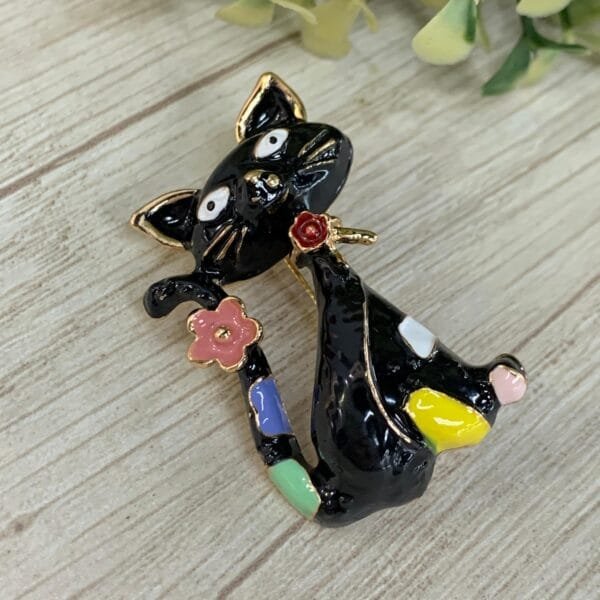 Prendedor FF gato negro colores esmaltado
