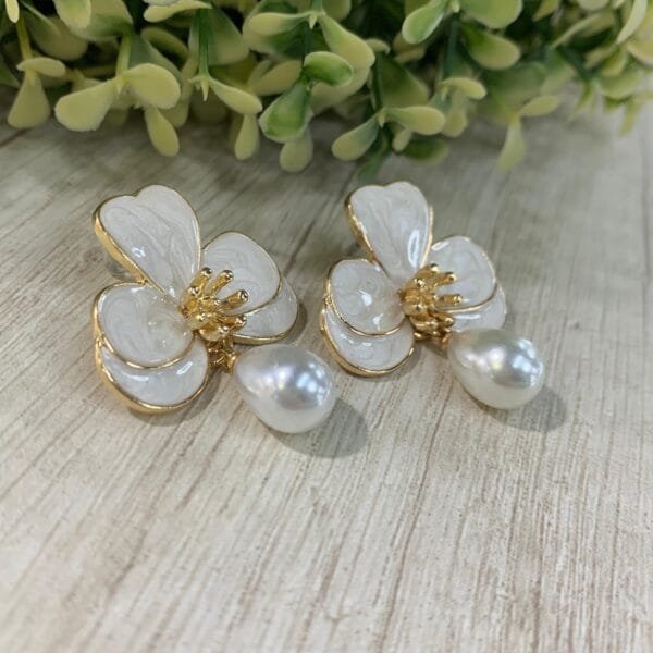 Aros media flor perla