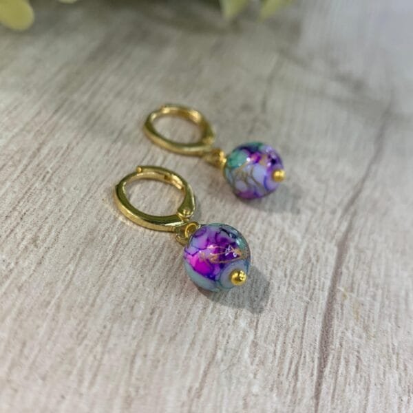 Aros Huggie multicolor baño oro