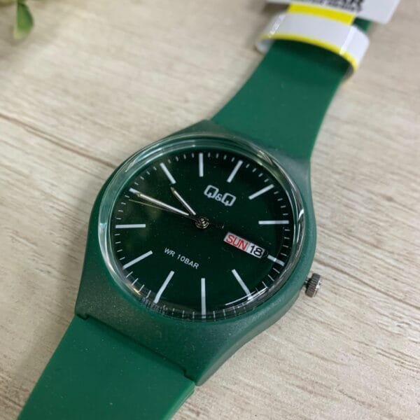 Reloj QyQ verde análogo fecha