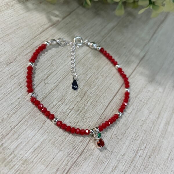 Pulsera plata cristales rojos dije manzana cristal