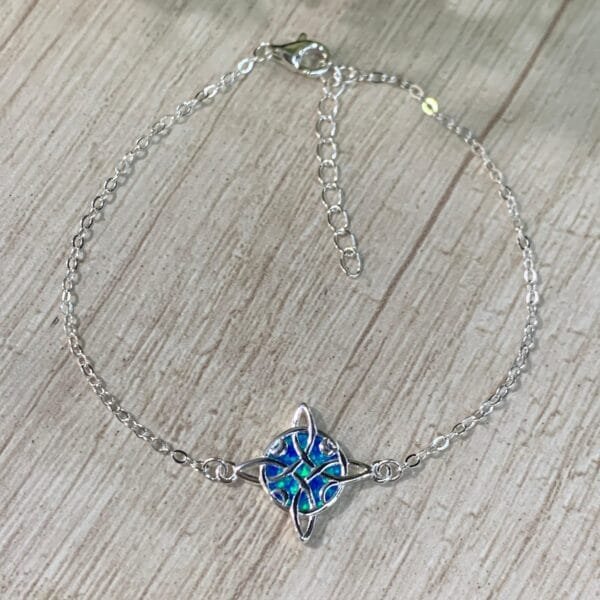 Pulsera plata Nudo de Bruja acrílico tornasol