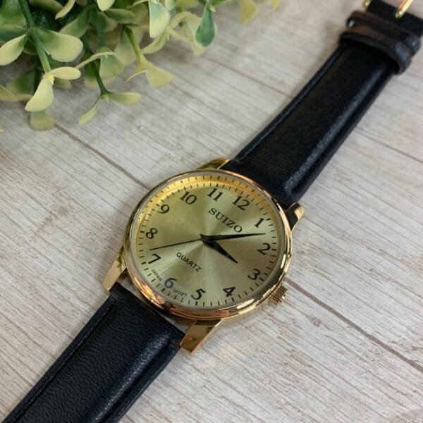 Reloj suizo análogo dorado