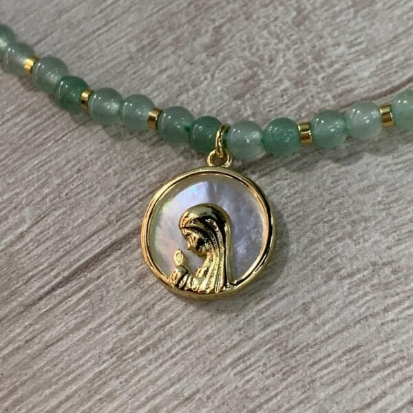 Collar Virgen Niña nácar Jade baño en oro