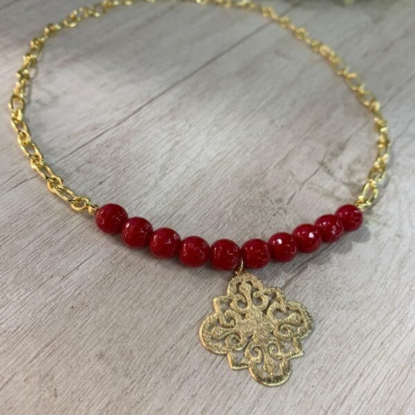 Collar Dije calado ágatas rojas baño oro