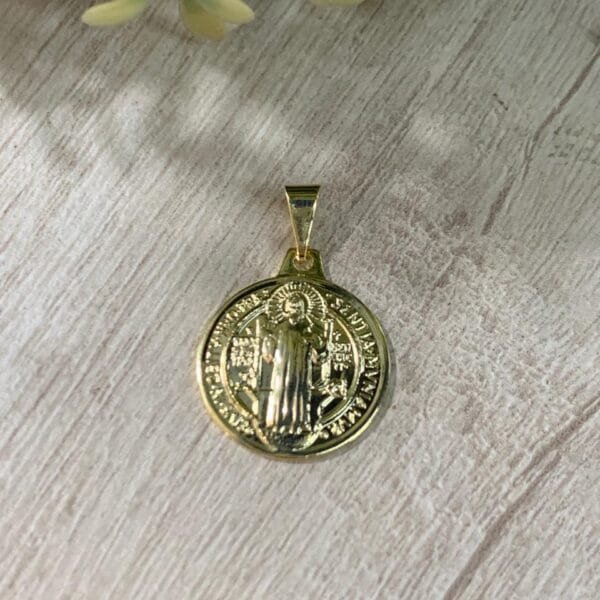 Colgante san benito baño en oro 20 mm