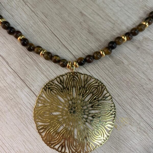 Collar ojo de tigre dije Mandala baño en oro