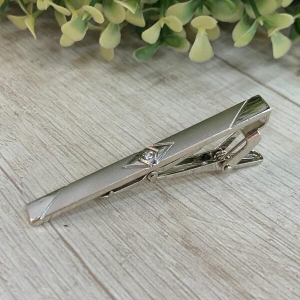 Sujetacorbatas circon plateado