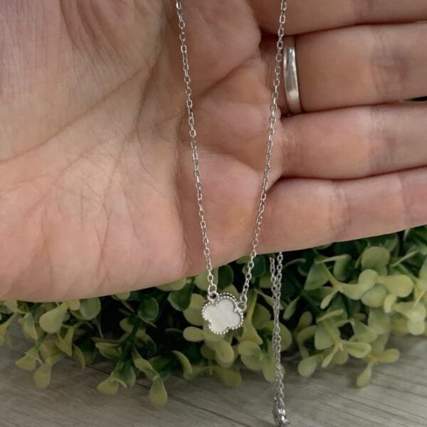 Collar plata rodinada trebol nacar