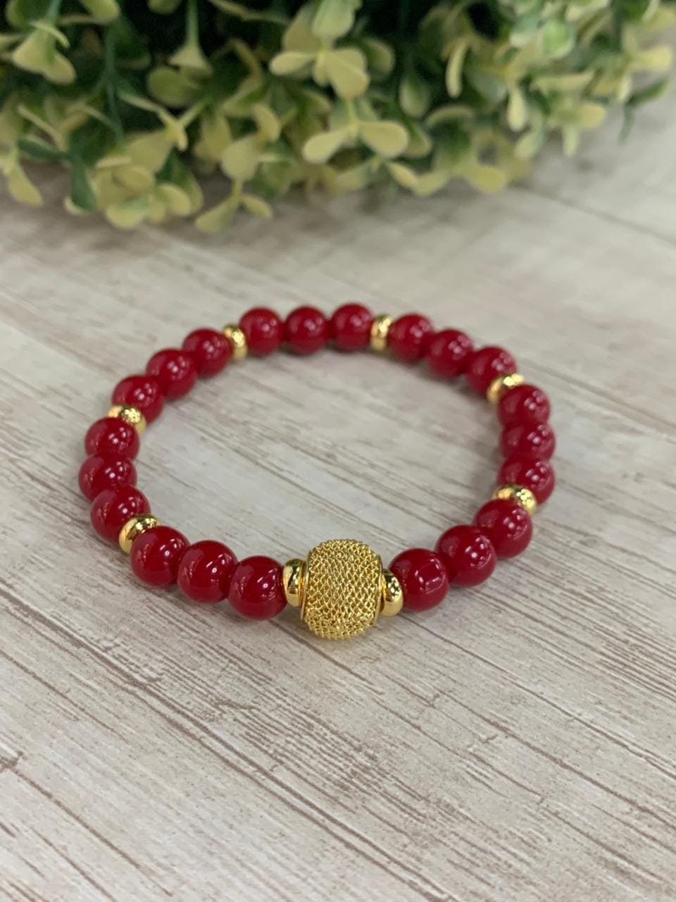 Pulsera elasticada jade rojo baño oro