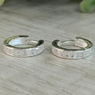 Aros plata huggie microcircones 14 mm