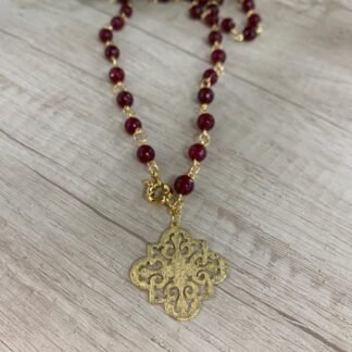 Collar agatas guinda broche timon mandala baño oro