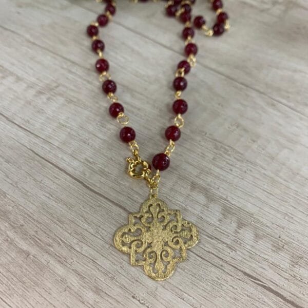 Collar agatas guinda broche timon mandala baño oro