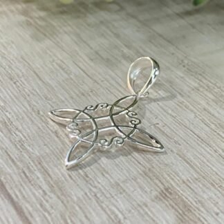 Colgante plata Nudo de bruja calado 30x30mm