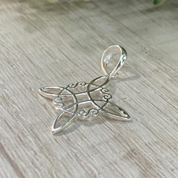 Colgante plata Nudo de bruja calado 30x30mm